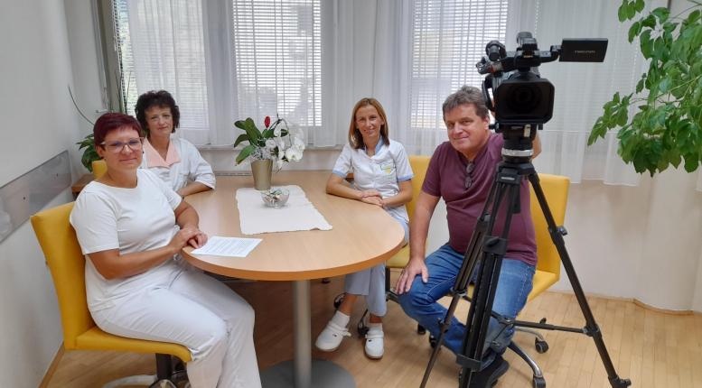 Zaposleni med pozdravom na interni TV