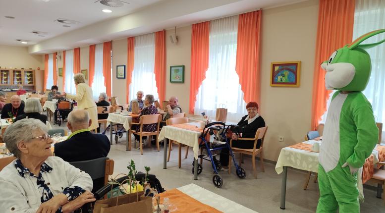 Obisk velikonočnega zajčka v jedilnici