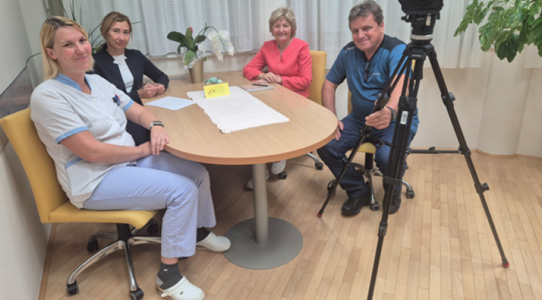 Zaposleni med pozdravom na interni TV