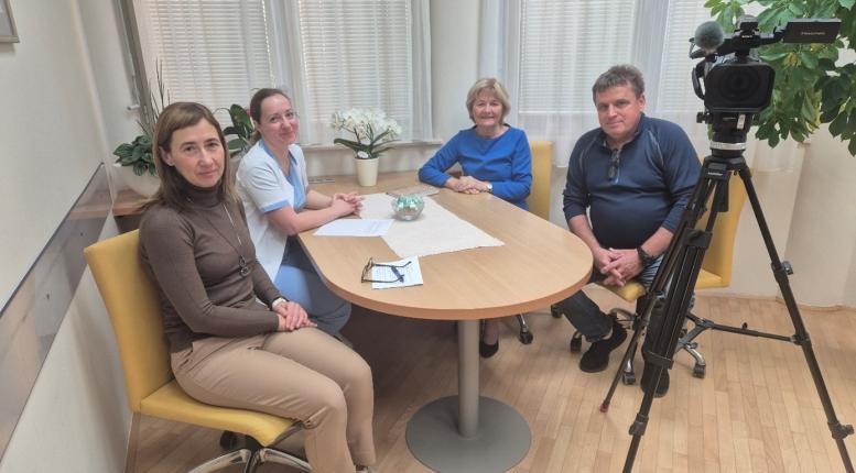 Zaposleni med pozdravom na interni TV