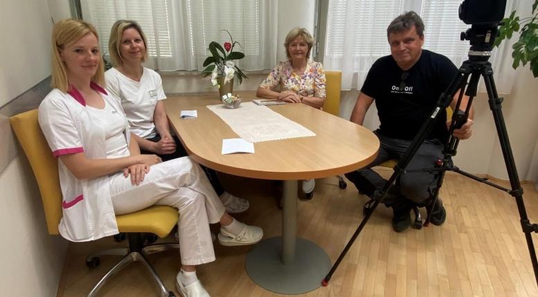 Zaposleni med pozdravom preko interne TV
