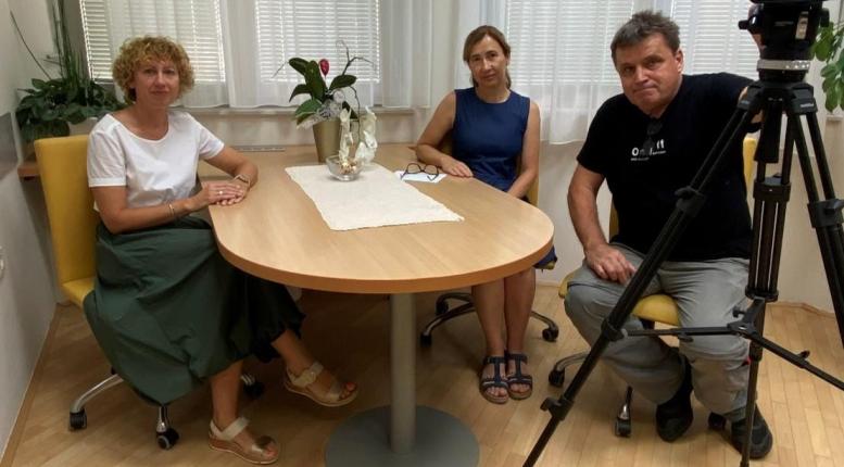 Zaposleni med pozdravom na interni TV