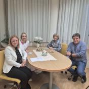 Zaposleni med pozdravom na interni TV