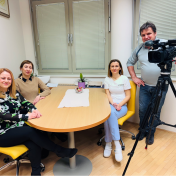 Zaposleni med snemanjem interne TV