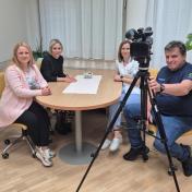 Zaposleni med snemanjem interne TV