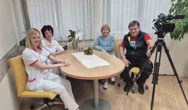 Zaposleni med pozdravom na interni TV