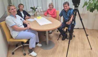 Zaposleni med pozdravom na interni TV