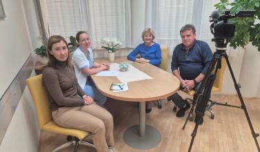 Zaposleni med pozdravom na interni TV